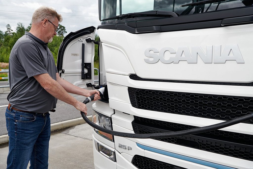 未來除了與台通共同導入國內商用車電動化外，Scania集團對於台泥儲能(NHΩA...