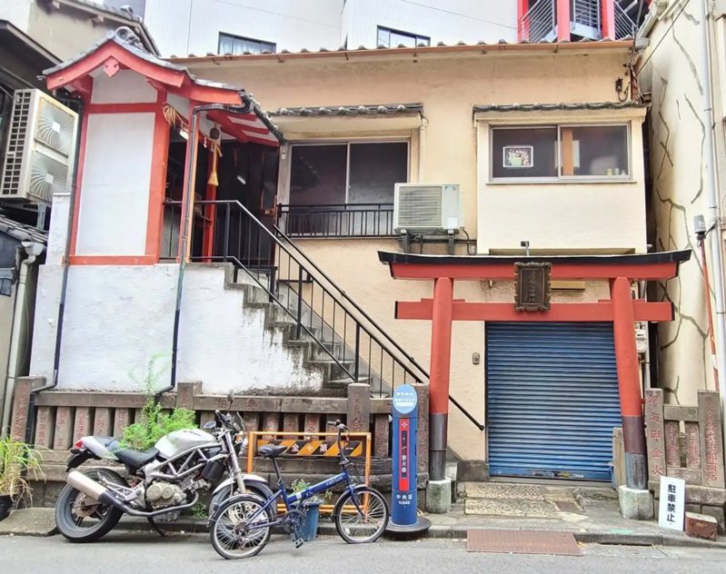 东京「今村幸稻荷神社」自从被摧毁之后，就在一栋公寓建筑前重建至今。图撷取自(photo:UDN)