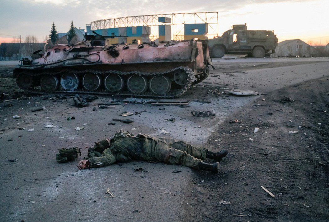 一名名沒有徽章的士兵橫躺在前線地區哈爾科夫的街道上，烏克蘭軍方聲稱他是一名在戰鬥...