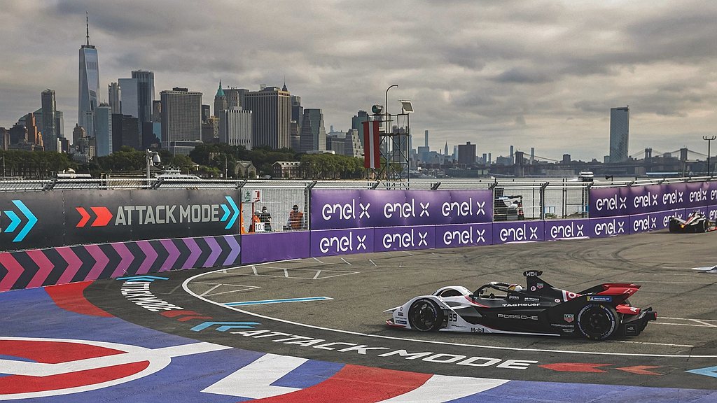 保時捷99X Electric賽車將於本週末以壯麗的曼哈頓天際線為背景，出戰ABB FIA電動方程式錦標賽紐約站。 圖／Porsche提供