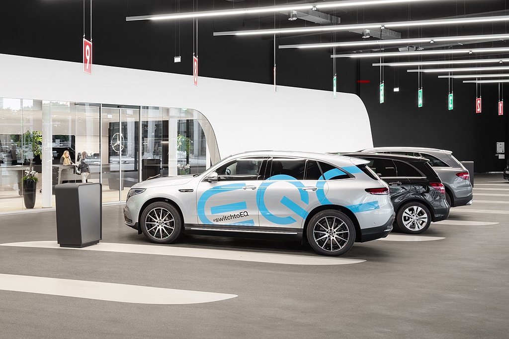 早在2020年7月，國外汽車媒體就已經捕獲第二代賓士EQC電動車的測試原型車，並...
