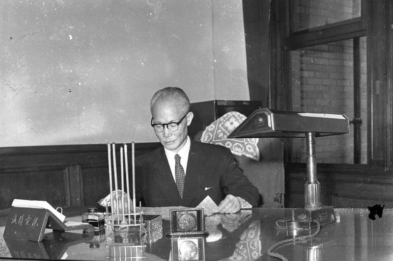 1958年7月15日，新任院長陳誠在移交典禮結束後，於辦公室處理公務，這是陳誠首次以副總統兼院長的身分辦公，也是第二度在閣揆辦公室辦公。圖／聯合報系資料照片