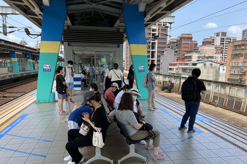夏日氣溫33度，民眾只能在汐止站的南下月台枯等46分鐘，才能搭上到台北的區間車。記者楊竣傑／攝影