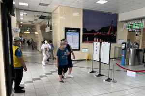 台鐵於7月13日前，於中午連砍三班往台北的區間車，志工只得不斷提醒旅客候車時間得等46分鐘，不少人聽聞趕緊狂奔進站。記者楊竣傑／攝影