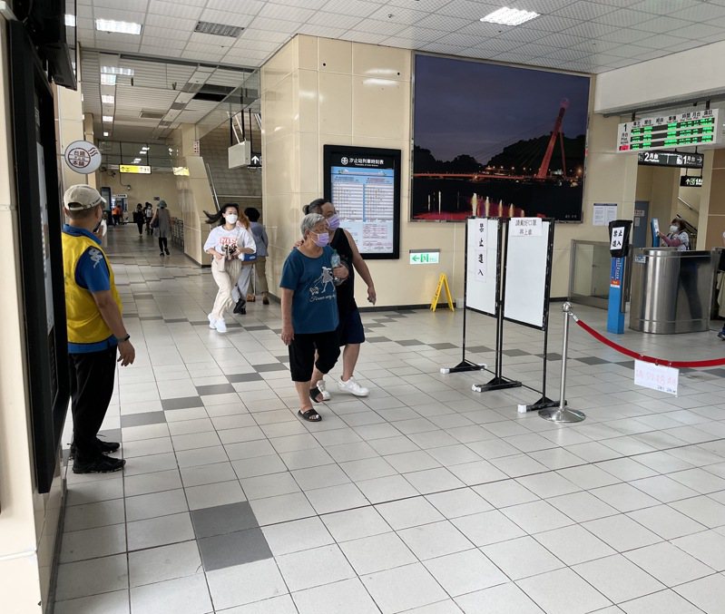 台鐵於7月13日前，於中午連砍三班往台北的區間車，志工只得不斷提醒旅客候車時間得等46分鐘，不少人聽聞趕緊狂奔進站。記者楊竣傑／攝影