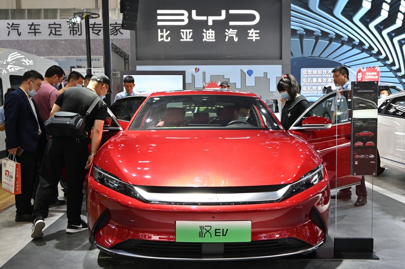 中國大陸汽車製造商比亞迪6月初超越德國福斯（Volkswagon）集團，在全球最新汽車製造商市值排名第三，市值達到1288億美元。中通社