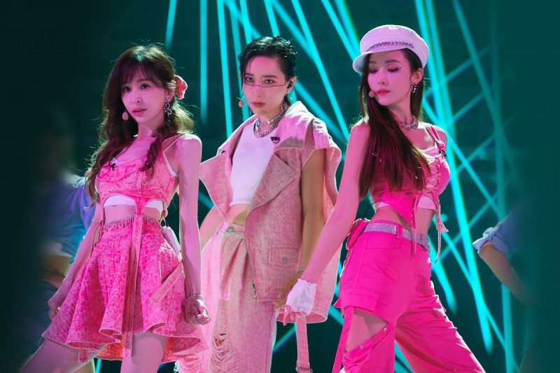 王心凌（左起）、李斯丹妮與Jessica的合作舞台奪第一名高分。圖／芒果TV提供