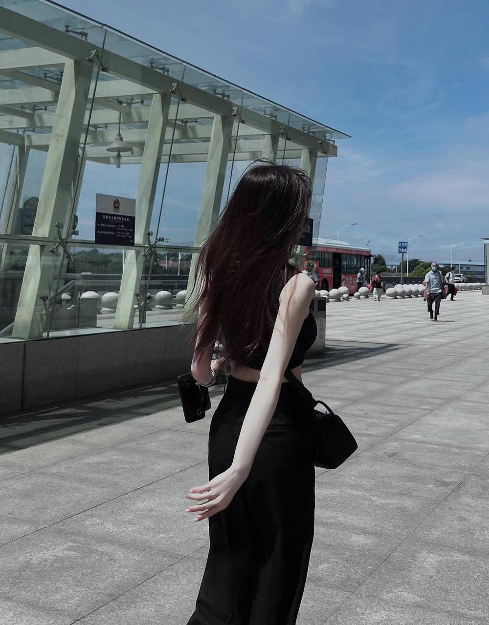 王心凌分享高鐵站外街拍。圖／擷自臉書