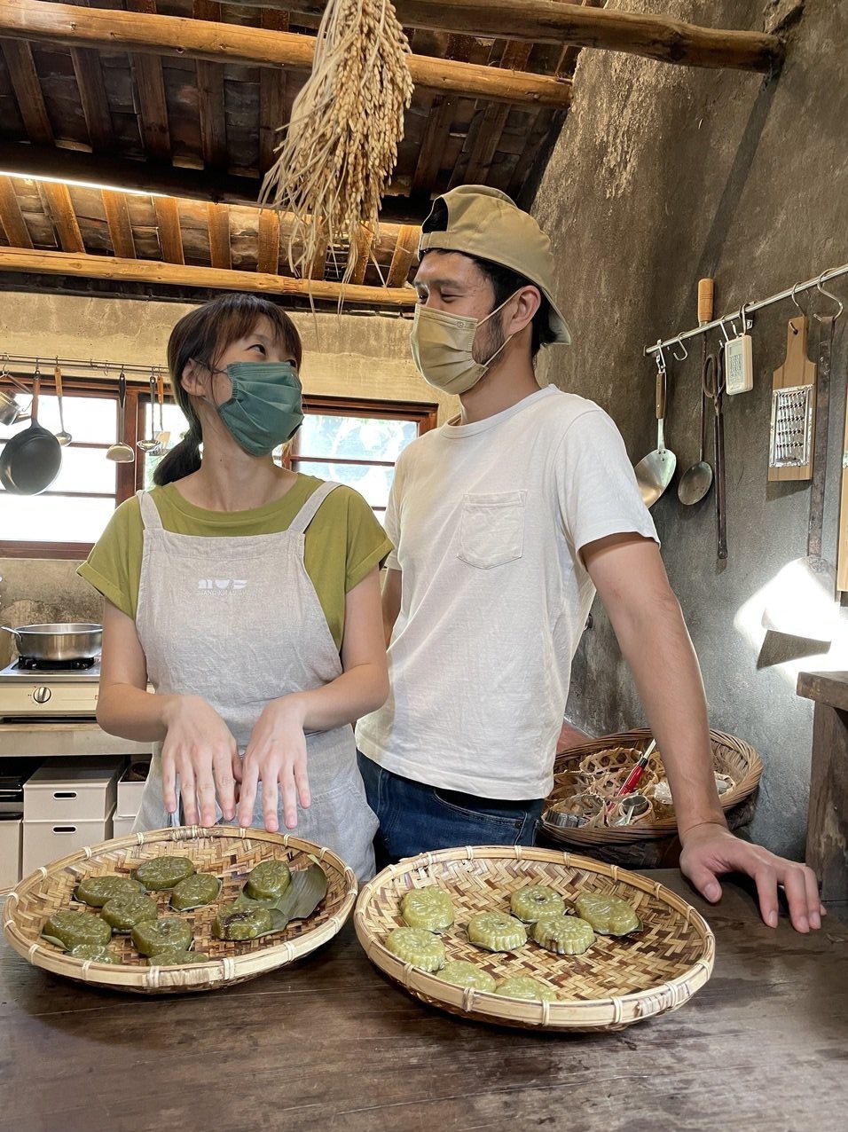 黃騰威和周佩儀在「雙口呂文化廚房」教授多種米食製作。圖／于國華提供