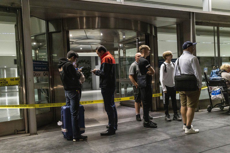 官员表示，因为出现炸弹威胁，旧金山国际机场国际航厦今天晚上进行人员疏散。有关当局发现一个可能会引发燃烧的装置，并扣押了1个人。美联社(photo:UDN)