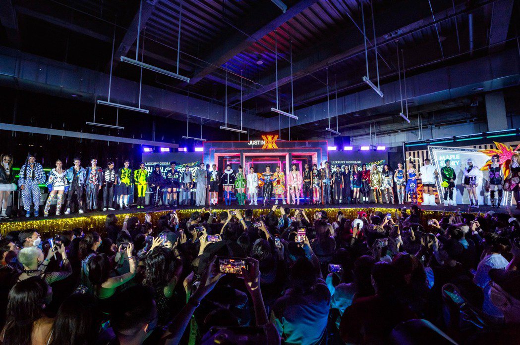 台灣時尚設計師周裕穎在甫啟用的臺北表演藝術中心帶來了「先驅者沙龍2」，這次他以美...
