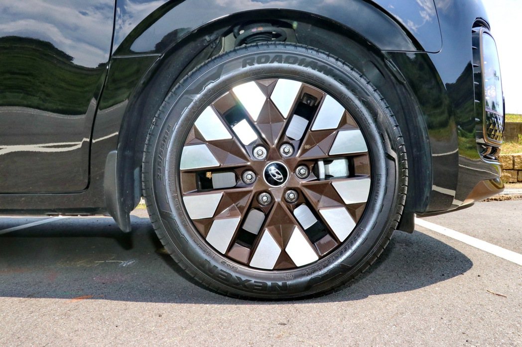 CEO-B車型配備18吋專屬幾何切削鋁圈。 記者陳威任／攝影
