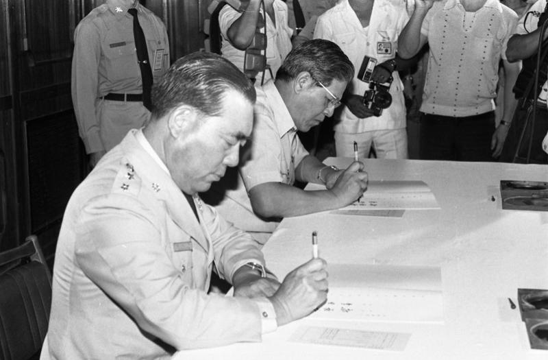 1980年7月17日，台北市政府與陸軍總司令部運用「成功新村」眷村基地合作改建國宅案舉行簽約儀式，由台北市長李登輝（左二）與陸軍總司令郝柏村（左一）代表雙方簽訂協議書。圖／聯合報系資料照片