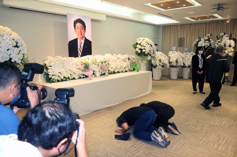 日台交流協會開放讓民眾悼念日本前首相安倍晉三，許多民眾前往悼念獻花，更有民眾磕頭行大禮。圖／聯合報系資料照片