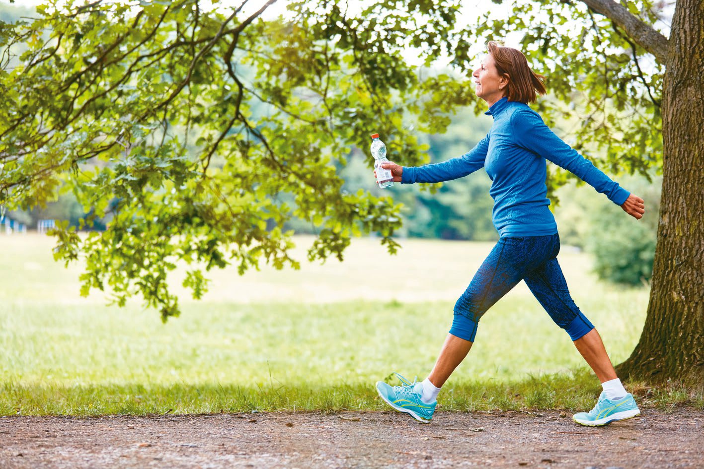 每天在公園健走或跳舞，會較健康嗎？醫：快走、有氧運動和這幾種運動，提升心肺和認知功能。圖/123RF