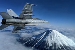 一架隸屬CVW-5聯隊的F/A-18F超級大黃蜂戰鬥機，飛越日本富士山上空。圖／美國海軍檔案照