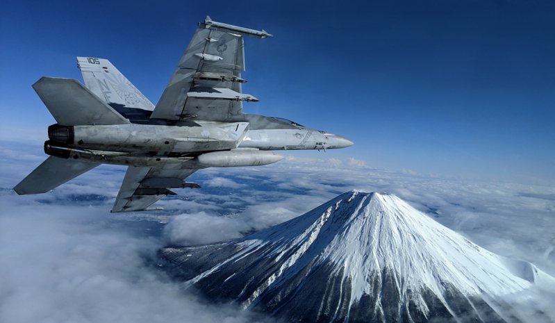 一架隸屬CVW-5聯隊的F/A-18F超級大黃蜂戰鬥機，飛越日本富士山上空。圖／美國海軍檔案照