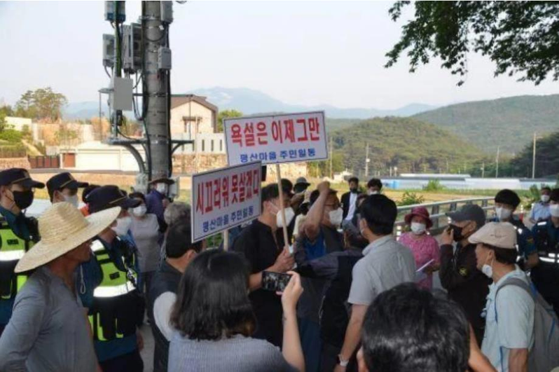 文在寅卸任刚回到家乡，就有示威者前往抗议，支持文在寅的村民与示威者对峙。（韩国国民日报）(photo:UDN)