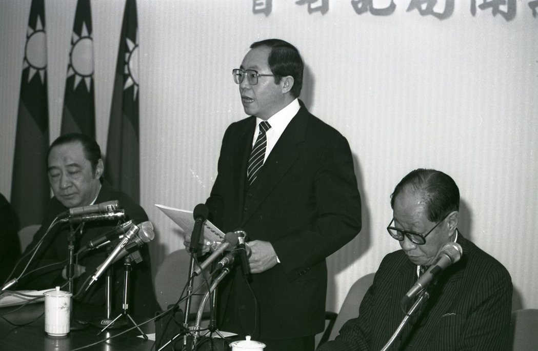 時任新聞局長邵玉銘宣布台灣解除戒嚴。 圖／聯合報系資料照片