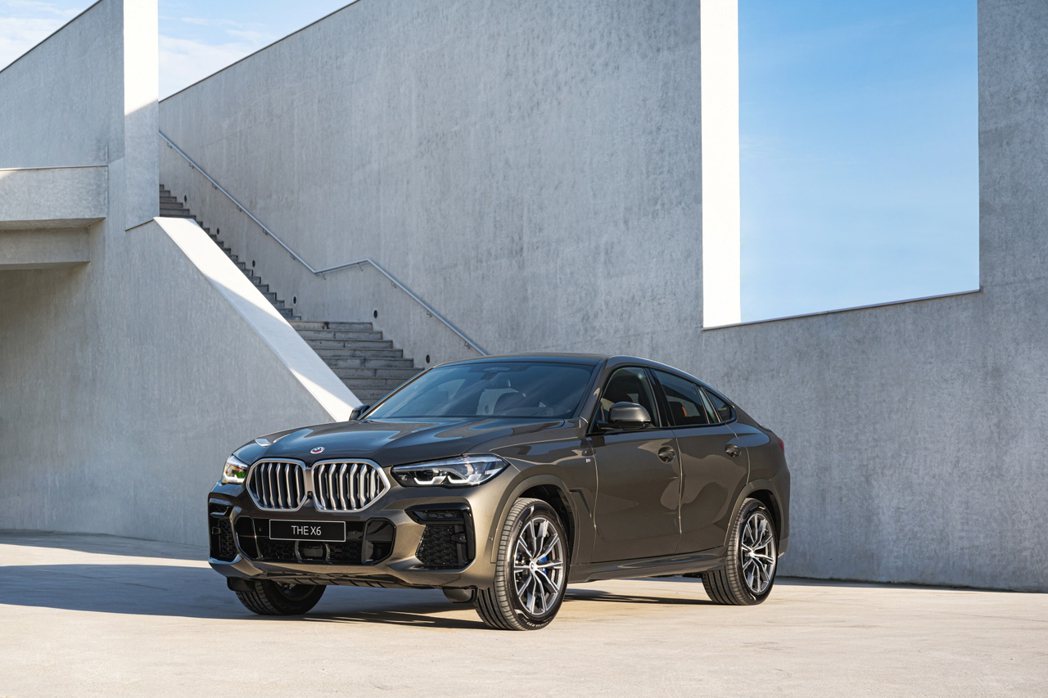 BMW總代理汎德於正式發全新BMW X6鉑金版，導入X6 xDrive40i鉑金版與X6 xDrive40i M Sport鉑金版，建議售價為新台幣373萬元起。 圖／汎德提供