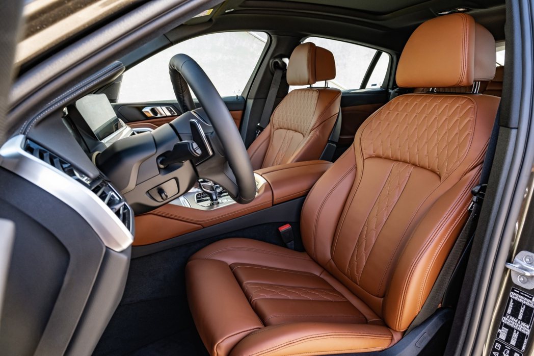BMW Individual Merino真皮內裝與雙前座舒適型座椅，透過觸感細...