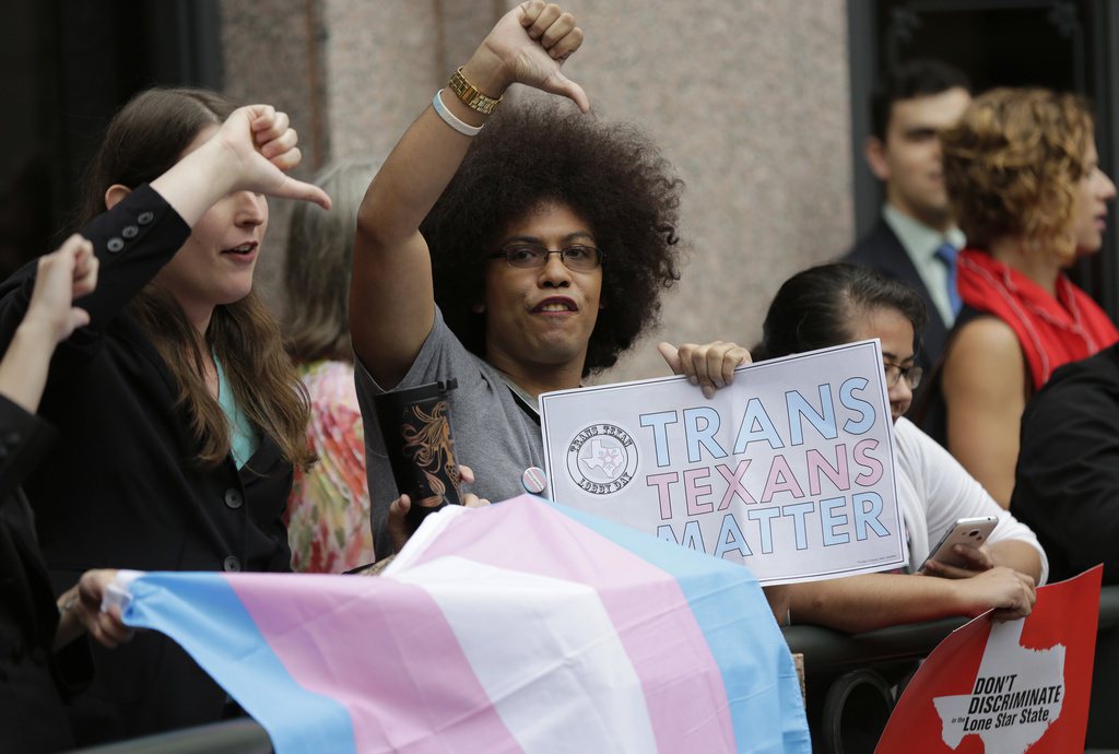 2017年，支持跨性別人士在德州議會大廈抗議針對跨性別人士帶有歧視的法案。 圖／美聯社