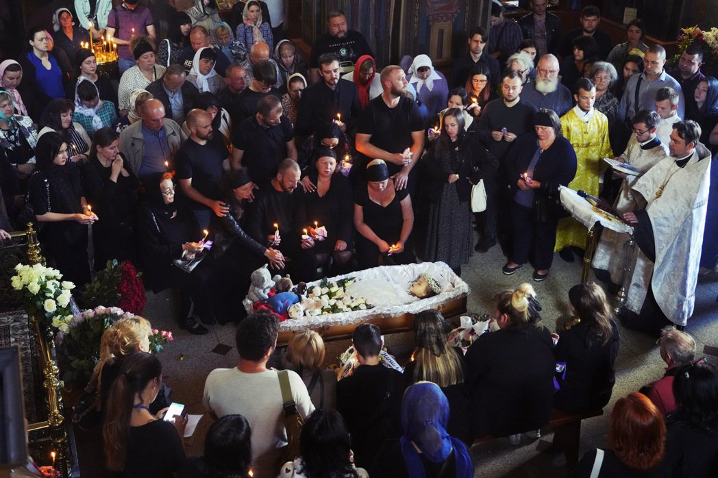 麗薩的葬禮在東正教教堂內舉行。 圖／美聯社　