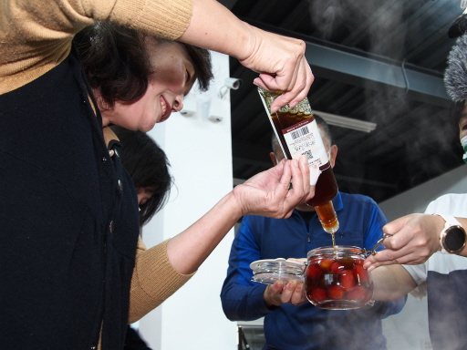 南投水里「謝謝農場」帶遊客DIY，自製蜜漬梅番茄。 圖／水保局南投分局提供