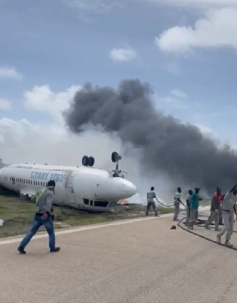 索马利亚首都摩加迪休（Mogadishu）机场发生客机迫降翻覆事故。 路透(photo:UDN)