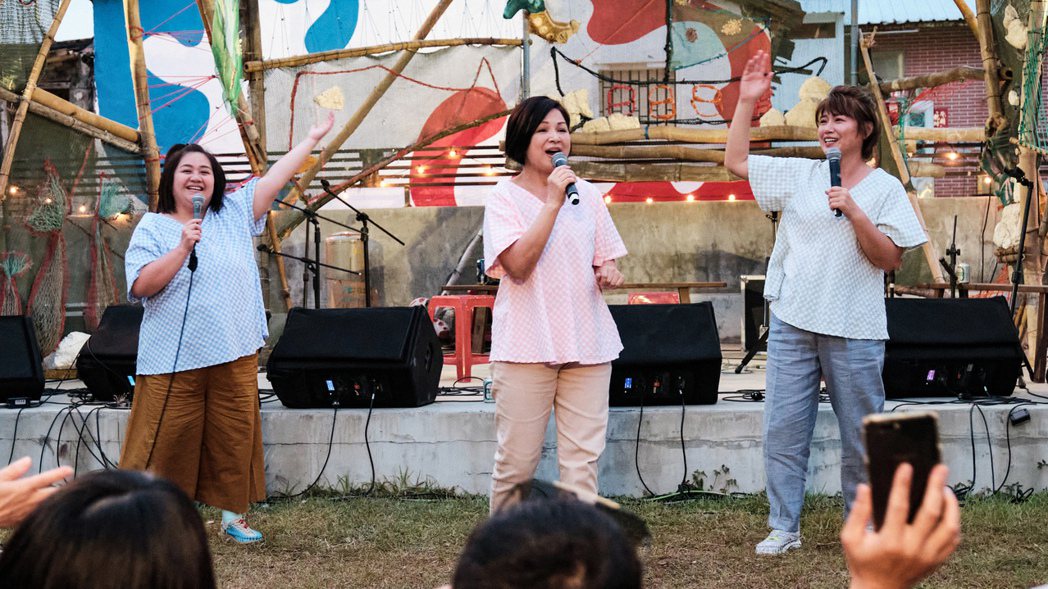 鍾欣凌（左起）、楊貴媚、嚴藝文三位少女們成功為高雄蚵仔寮舉辦300年來首次的市集活動。圖／桂田文化藝術基金會提供