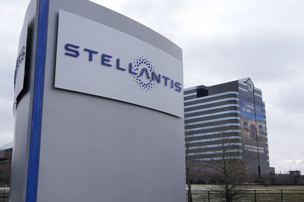 克萊斯勒母公司Stellantis發言人表示，建議車主將愛車停放戶外，雖造帶來不...