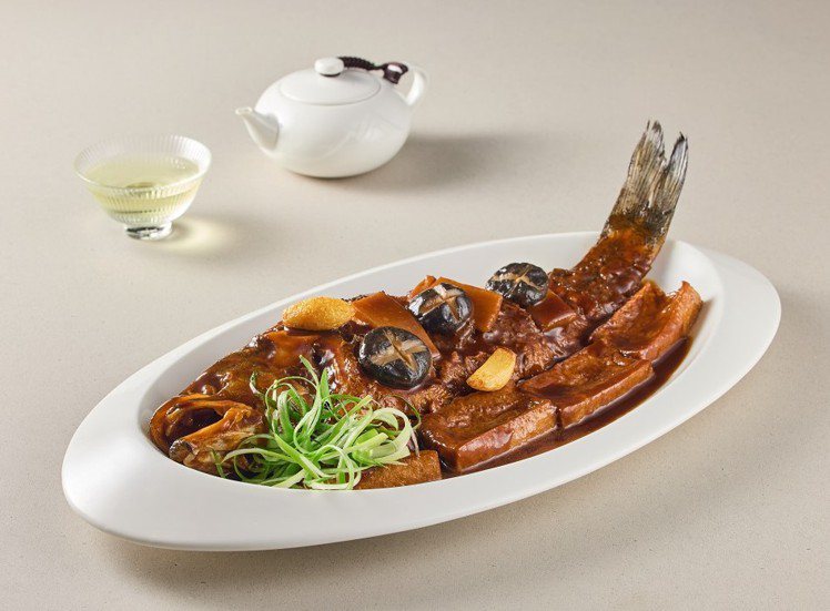 「山泉鱸魚燒豆腐」，每份628元。圖／樂天皇朝提供
