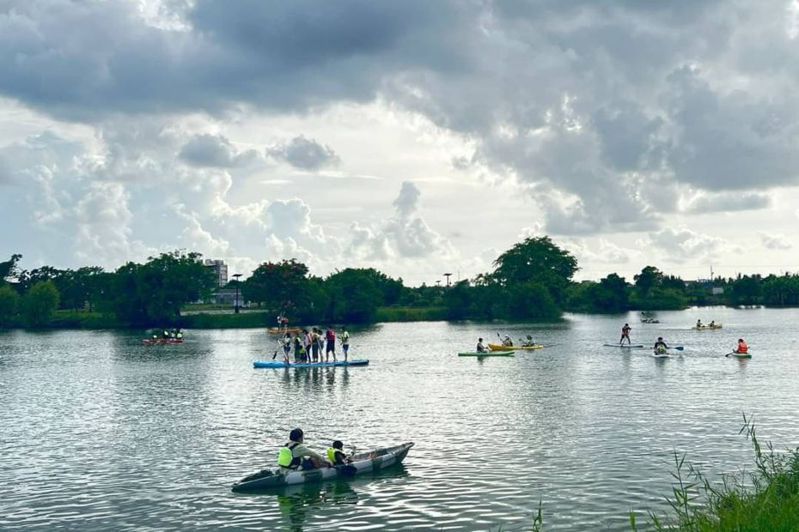 台南市觀旅局在葫蘆埤辦水域遊憩體驗活動，吸引遊客體驗。圖／南市觀旅局提供