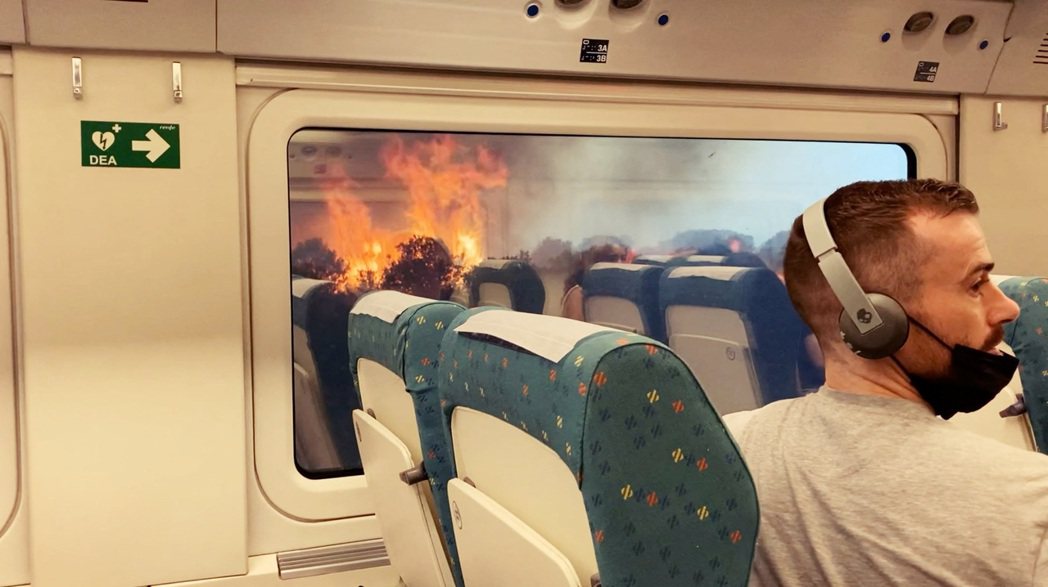 18日早上，在從西班牙馬德里到加利西亞的火車上，車廂兩側的樹木冒出火焰和煙霧，導...