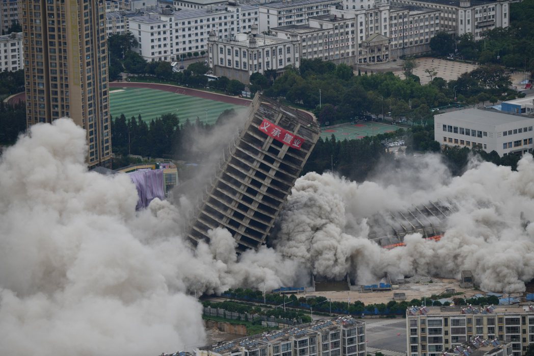 圖為雲南省昆明市麗陽星城二期部分地塊15棟爛尾樓被實施爆破拆除。  圖／中新社
