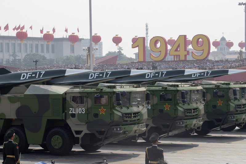 中國大陸已發展出比音速快5倍的極音速飛彈「東風17」。圖為2019年10月1日中共建政70周年國慶大閱兵，「東風17」首次亮相。美聯社