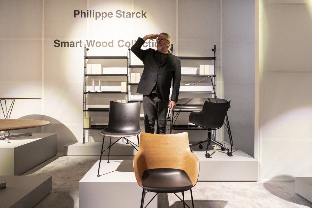 設計鬼才 Philippe Starck 在米蘭設計週的會場擺出逗趣姿勢。