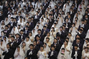 來自世界各地的統一教信徒2020年2月在南韓京畿道加平郡清心和平世界中心參加集體婚禮。統一教由教主為信徒集體配婚。美聯社