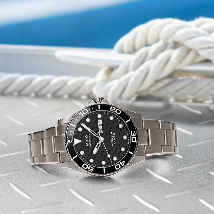 美度（MIDO）新款Ocean Star 200C鈦金屬腕表具備200米防水性能，機芯並有著80小時動力儲存、長效而可靠，訂價37,200元。圖 / MIDO提供