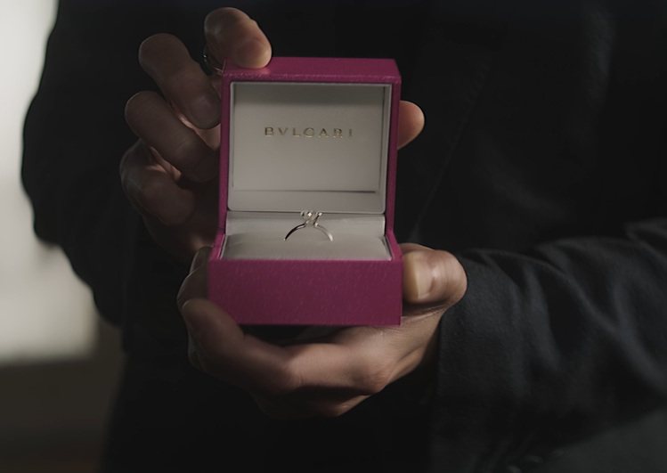 「Forever in My Heart」中，山下智久打開了一個寶格麗珠寶盒顯示...