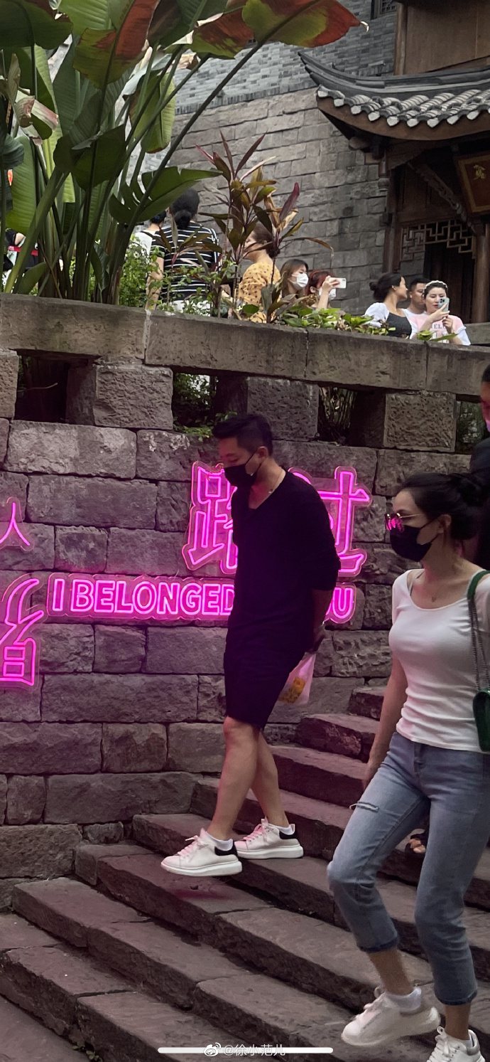 網友在重慶旅遊景點巧遇汪小菲與張穎穎。 圖／擷自微博