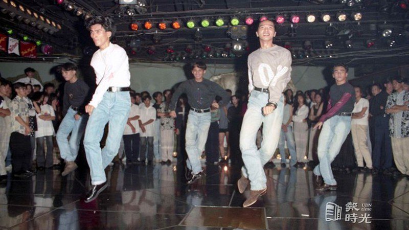 台北東區一家狄斯可舞場舉辦服裝秀。圖為舞蹈模特兒潘若迪（白衣）。圖＼聯合報系資料照（1992/8/8　徐世經攝影）