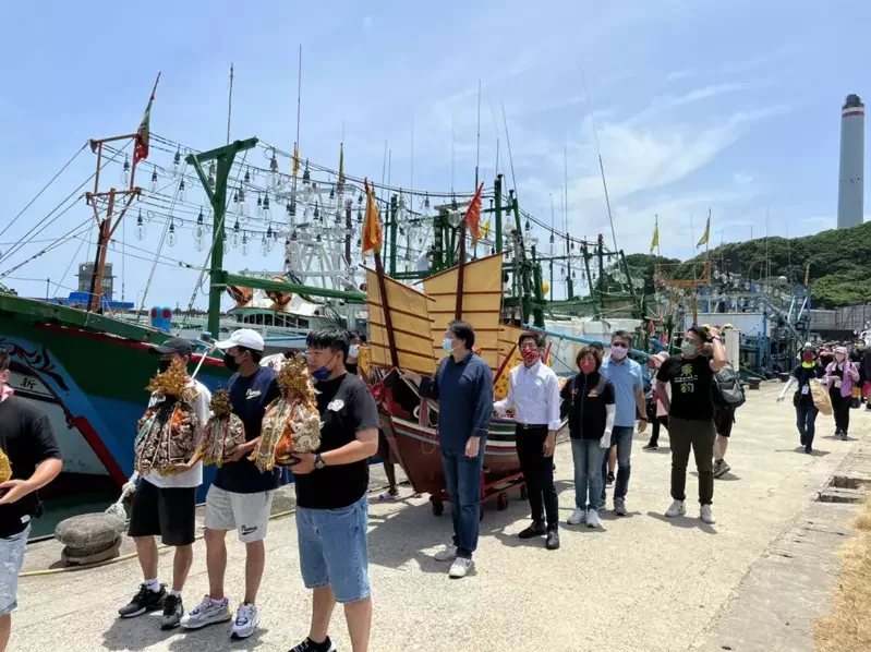 外木山海上王爺遶境百年傳統，16艘漁船淨港盛大壯觀。 圖／基隆市政府提供