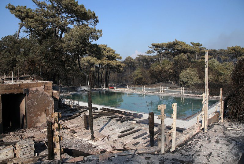 法国野火烧毁皮拉大沙丘邻近的露营场。 美联社(photo:UDN)