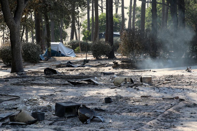 法国野火烧毁皮拉大沙丘邻近的露营场。 美联社(photo:UDN)