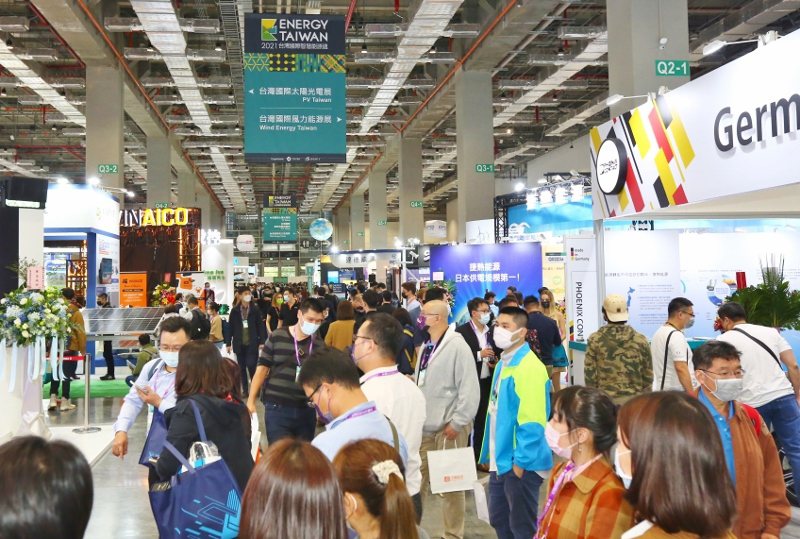 圖為2021年台灣國際智慧能源週展覽，2022年規模再創新高，逾900攤，成長約...