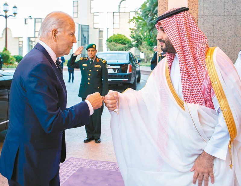 美國總統拜登（左）十五日造訪沙烏地阿拉伯，王儲薩勒曼出面迎接，相互擊拳。美聯社