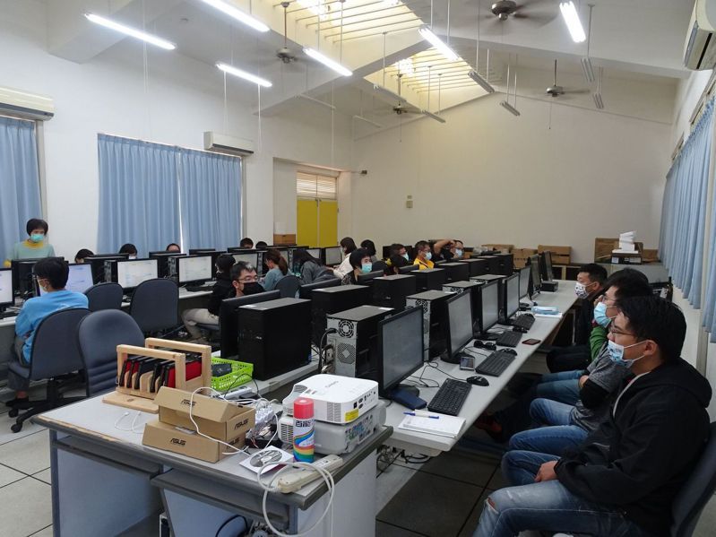 台南市教育局舉辦數位學習工作坊，迎接9月開學的生生用平板。圖／台南市教育局提供