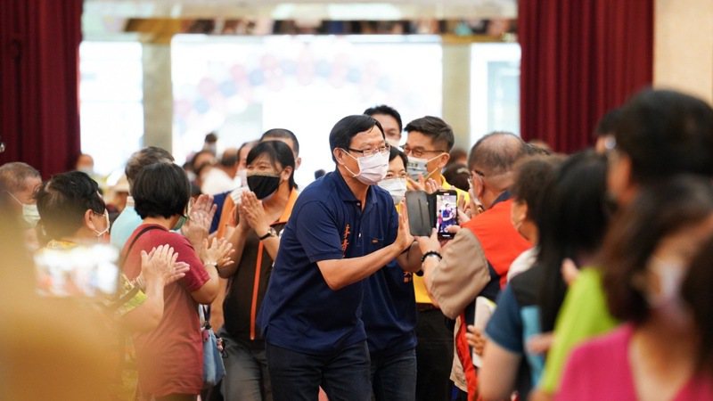 民進黨屏東市長參選人李清聖（中）昨晚在屏東市餐廳舉行提名首場造勢活動。圖／李清聖團隊提供