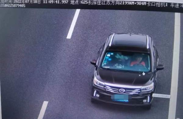 警方錄影監控發現12歲的兒童載著妹妹在高速公路上以120公里時速狂飆一百多公里。（澎湃新聞）